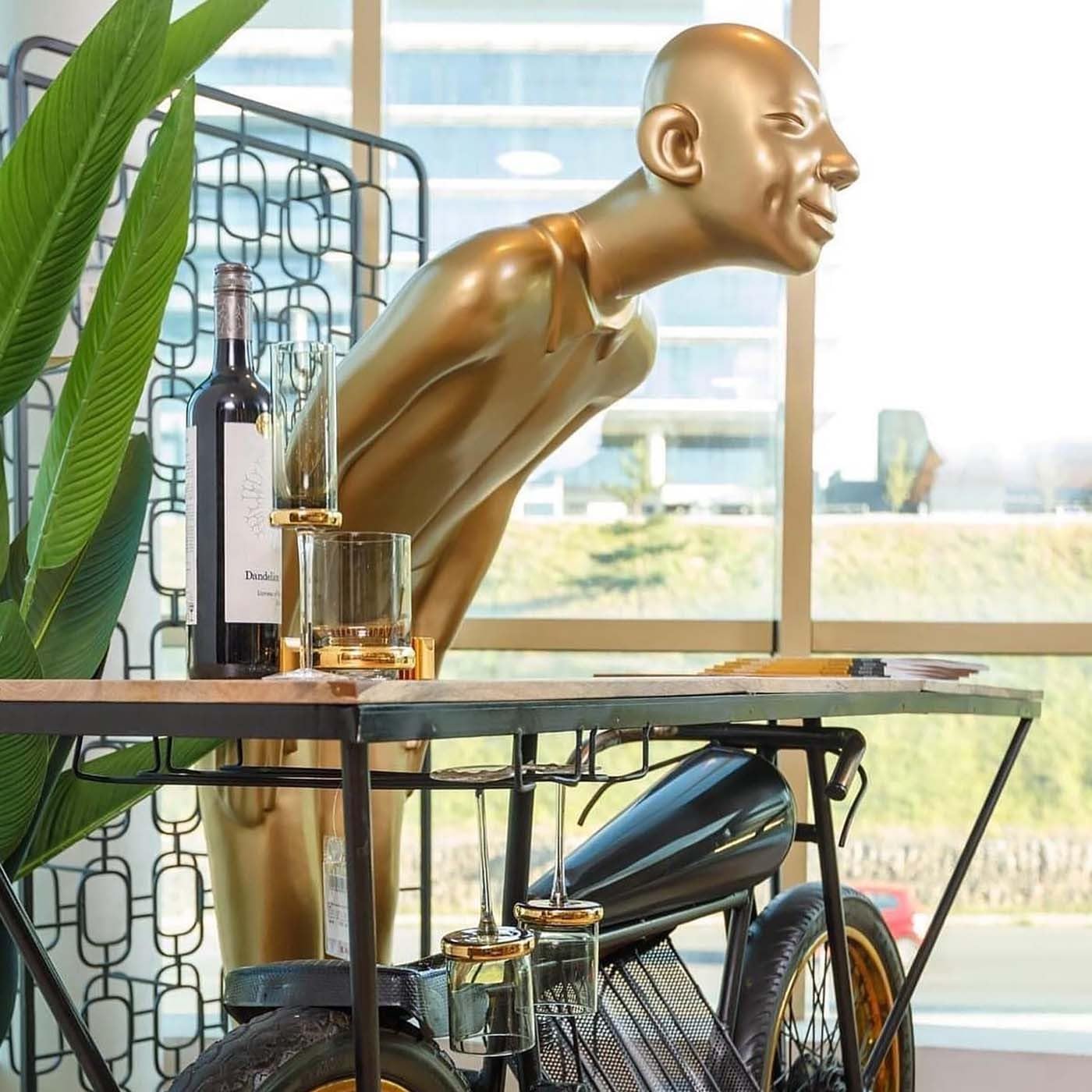 kare-design-welcome-guests-deko-figur-gold-xl-86x52x164-cm-fiberglas image 2