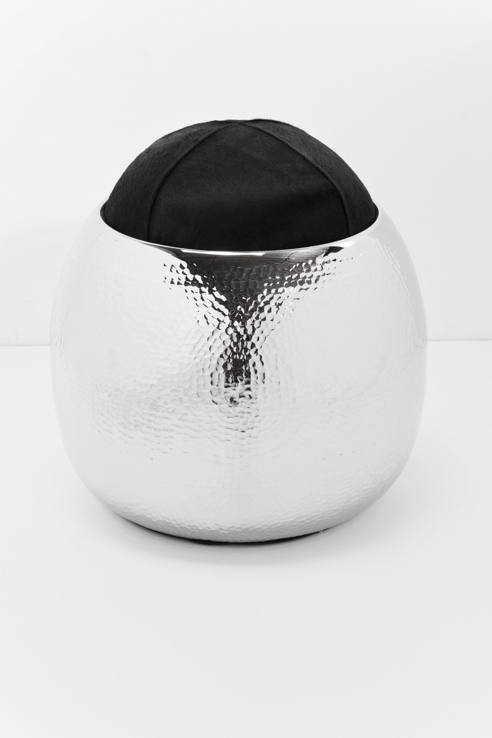 kare-design-hammered-fur-hocker-aluminium-mit-kuhfell-auflage image 1