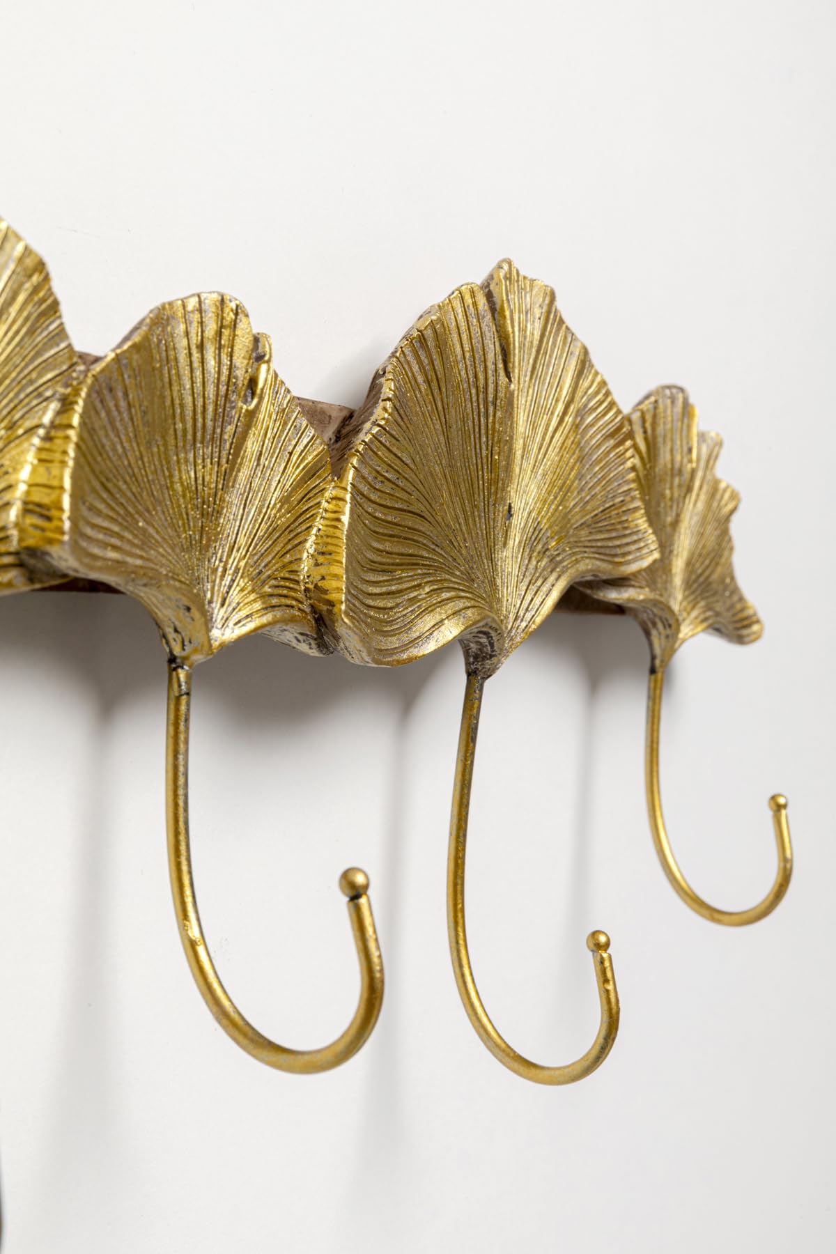 kare-design-wandgarderobe-ginkgo-leaf-gold-garderobenleiste-mit-5-haken-46-5-cm image 4