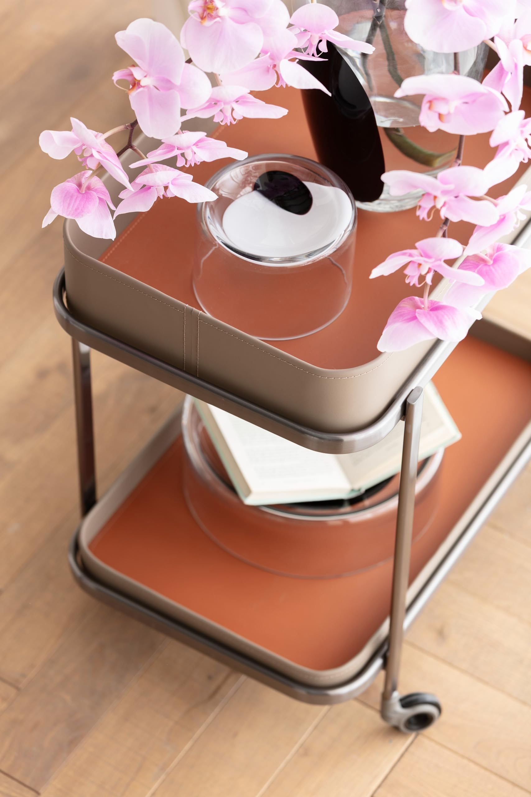 kare-design-tango-servierwagen-silber-beige-barwagen-auf-rollen-mit-zwei-ablagen image 3