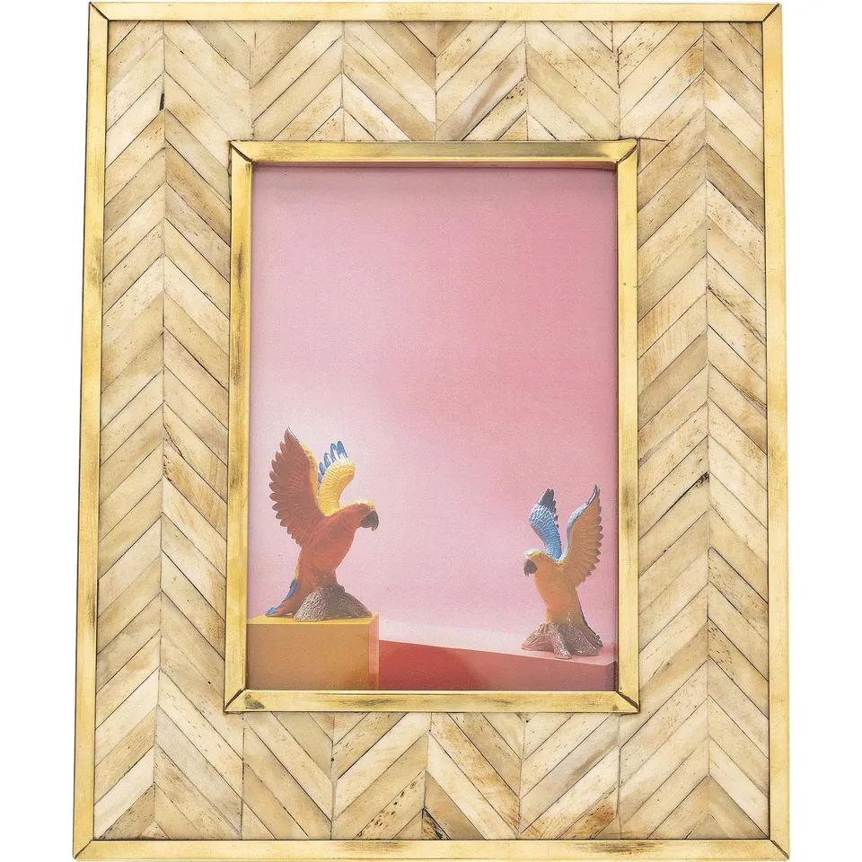 kare-design-chevron-bilderrahmen-braun-13x18-cm-glas-messing-b-ffelknochen image 1