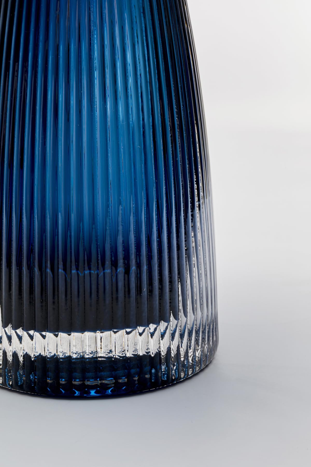 kare-design-vase-daphne-shade-blau-24-cm-blumenvase-aus-glas image 5