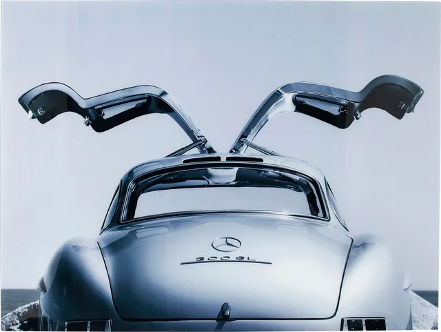 kare-design-glasbild-oldtimer-grau-wandkunst-automotiv-80x120-cm image 1