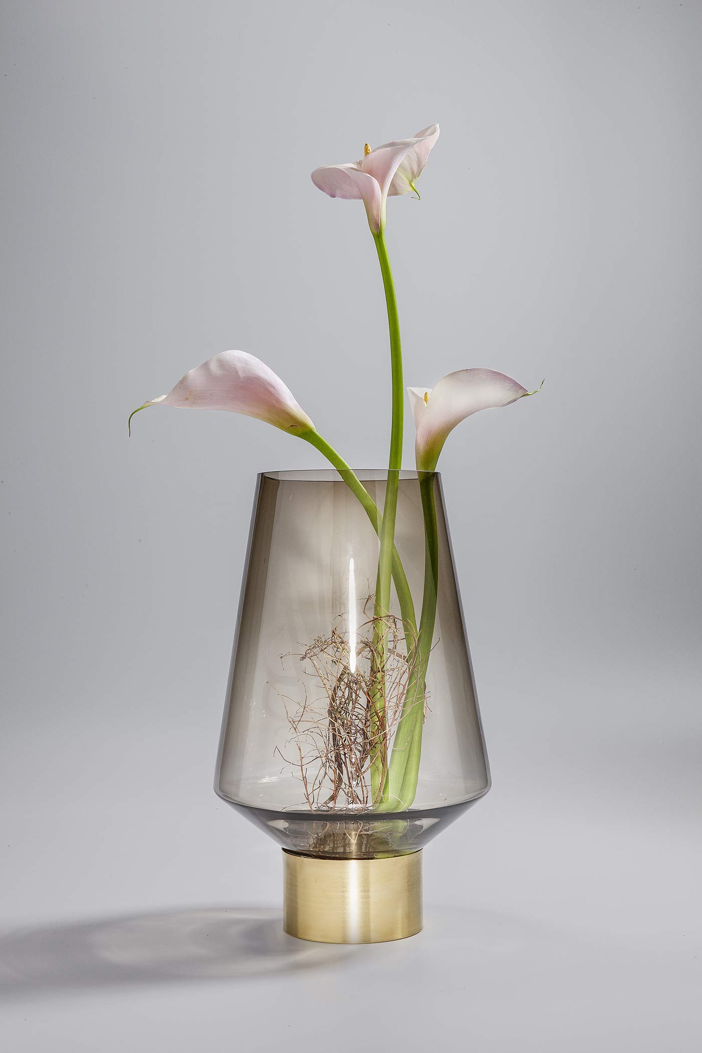 kare-design-vase-noble-braun-mundgeblasene-glasvase-40-cm-mit-messingsockel image 4