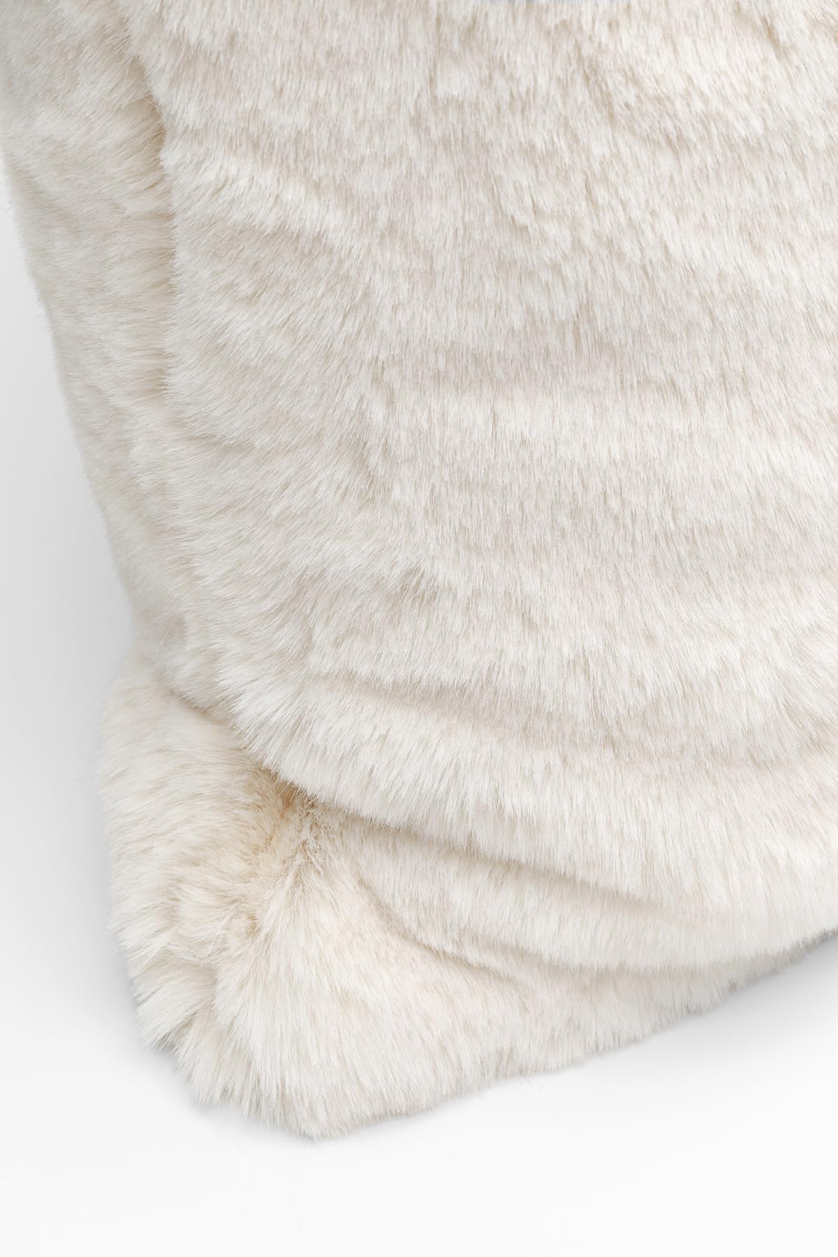 kare-design-mika-creme-dekokissen-60x60-cm-wei-kunstfell image 4