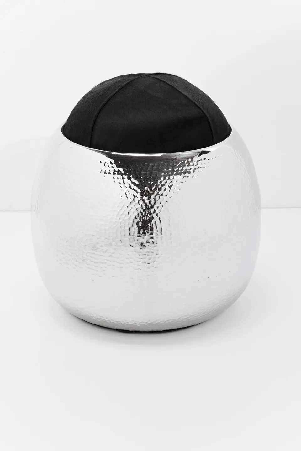kare-design-hammered-fur-hocker-aluminium-mit-kuhfell-auflage image 1