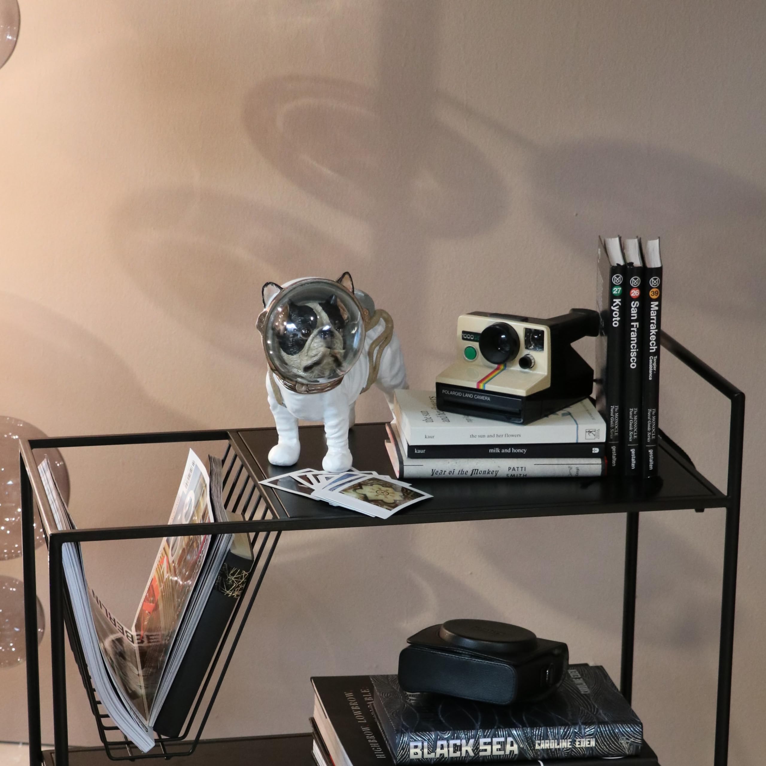 kare-design-space-dog-deko-figur-wei-schwarz-bulldogge-astronaut-21x25x12-cm image 3