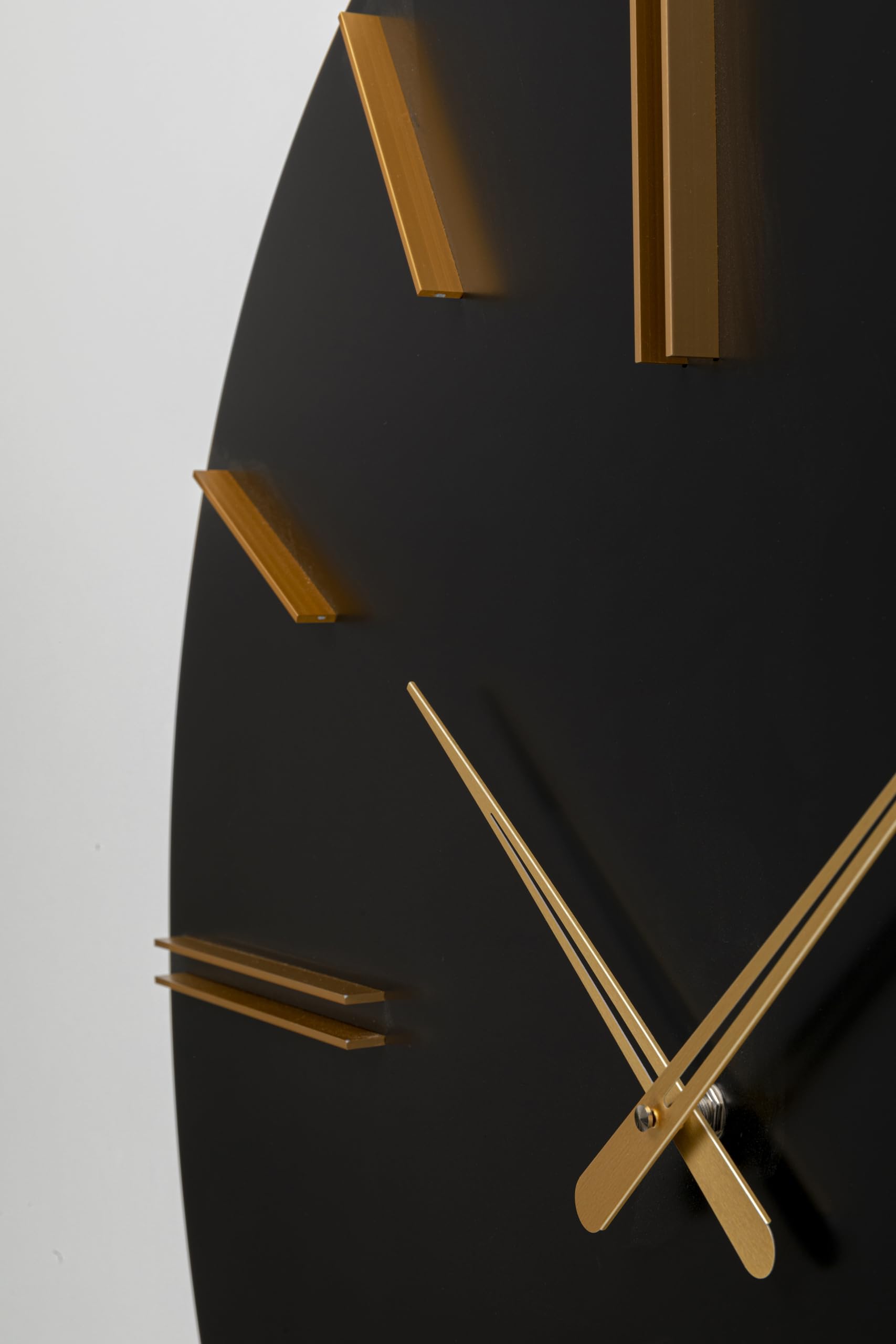 kare-design-wanduhr-luca-schwarz-gold-70-cm-aluminium image 4