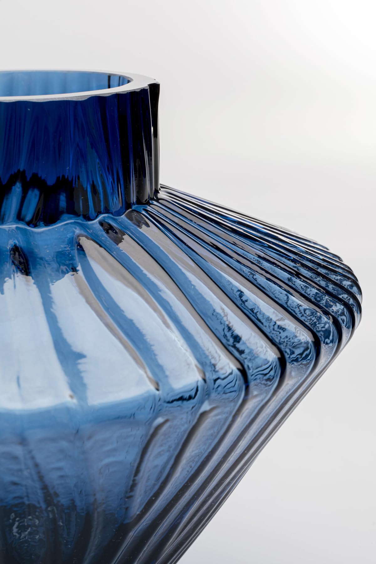 kare-design-vase-daphne-blau-20-cm-kompakte-blumenvase-aus-glas image 4