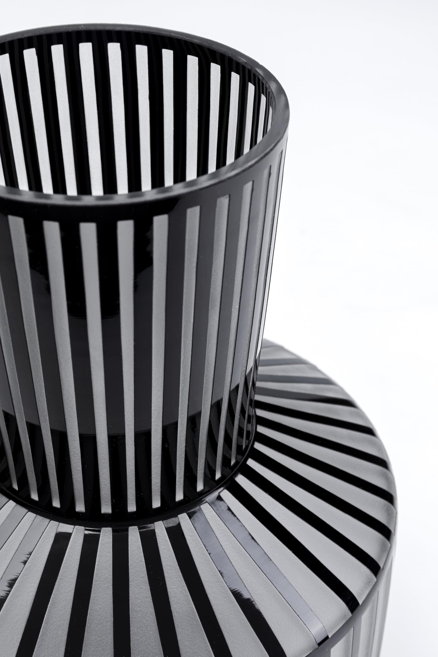 kare-design-vase-roulette-schwarz-wei-glas-31cm-streifen-blumenvase image 3