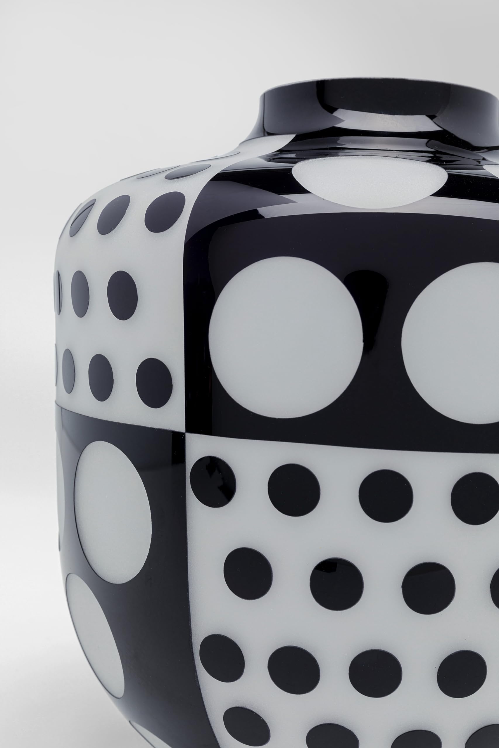 kare-design-brillar-round-vase-31-cm-schwarz-wei-gepunktet-glas image 3
