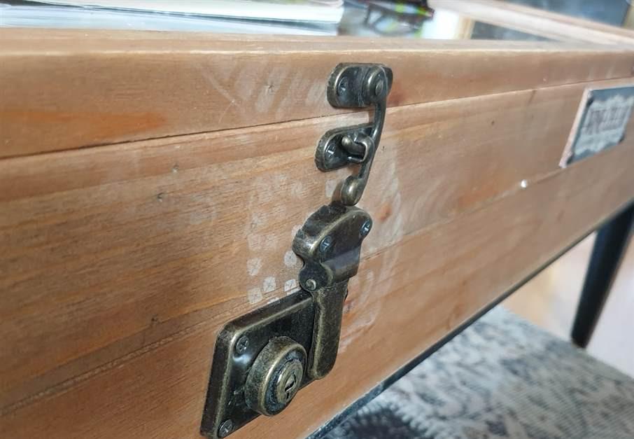 Praktischer Couchtisch