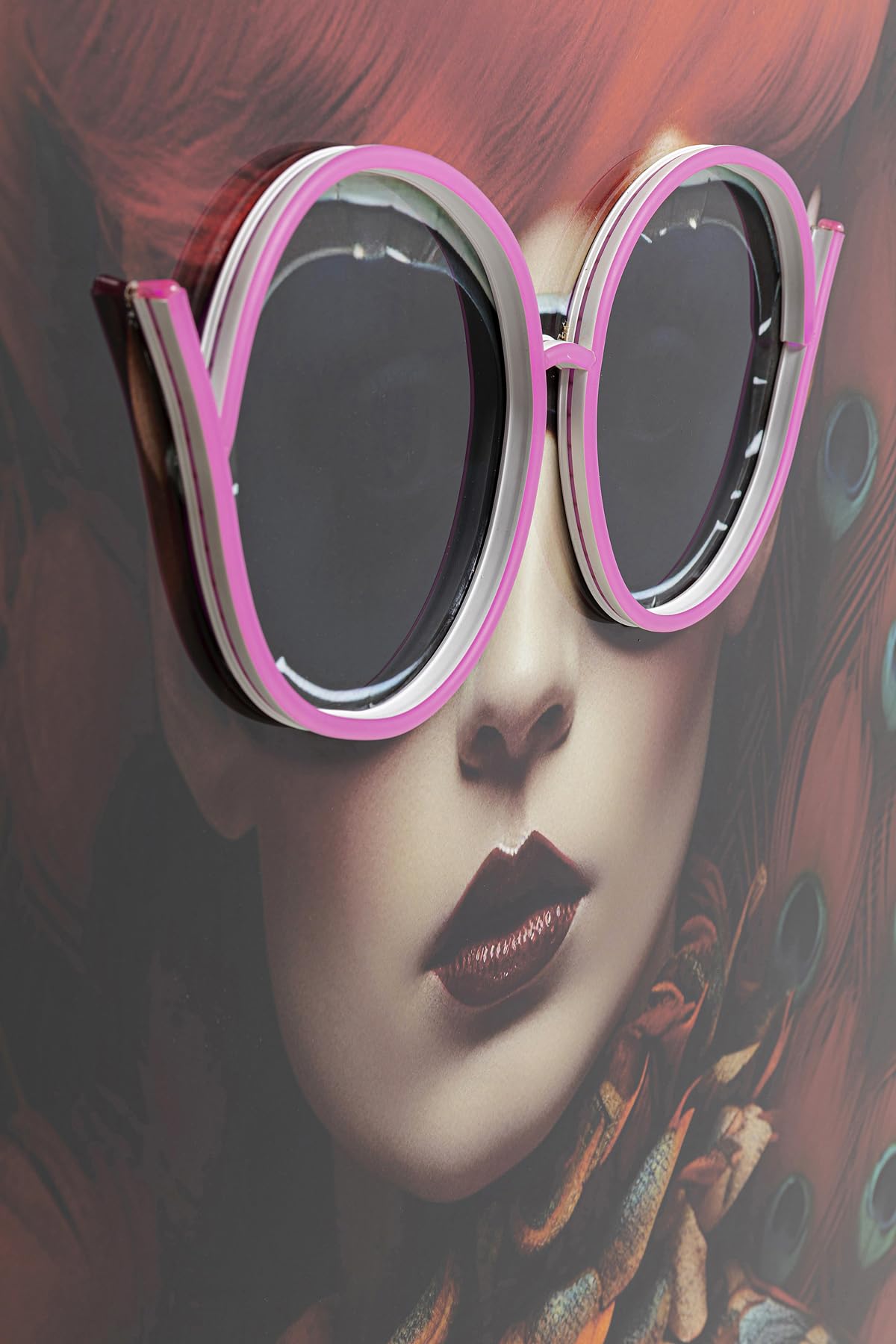 kare-design-led-wandbild-fancy-red-lady-rot-75x55-cm-gerahmt image 5