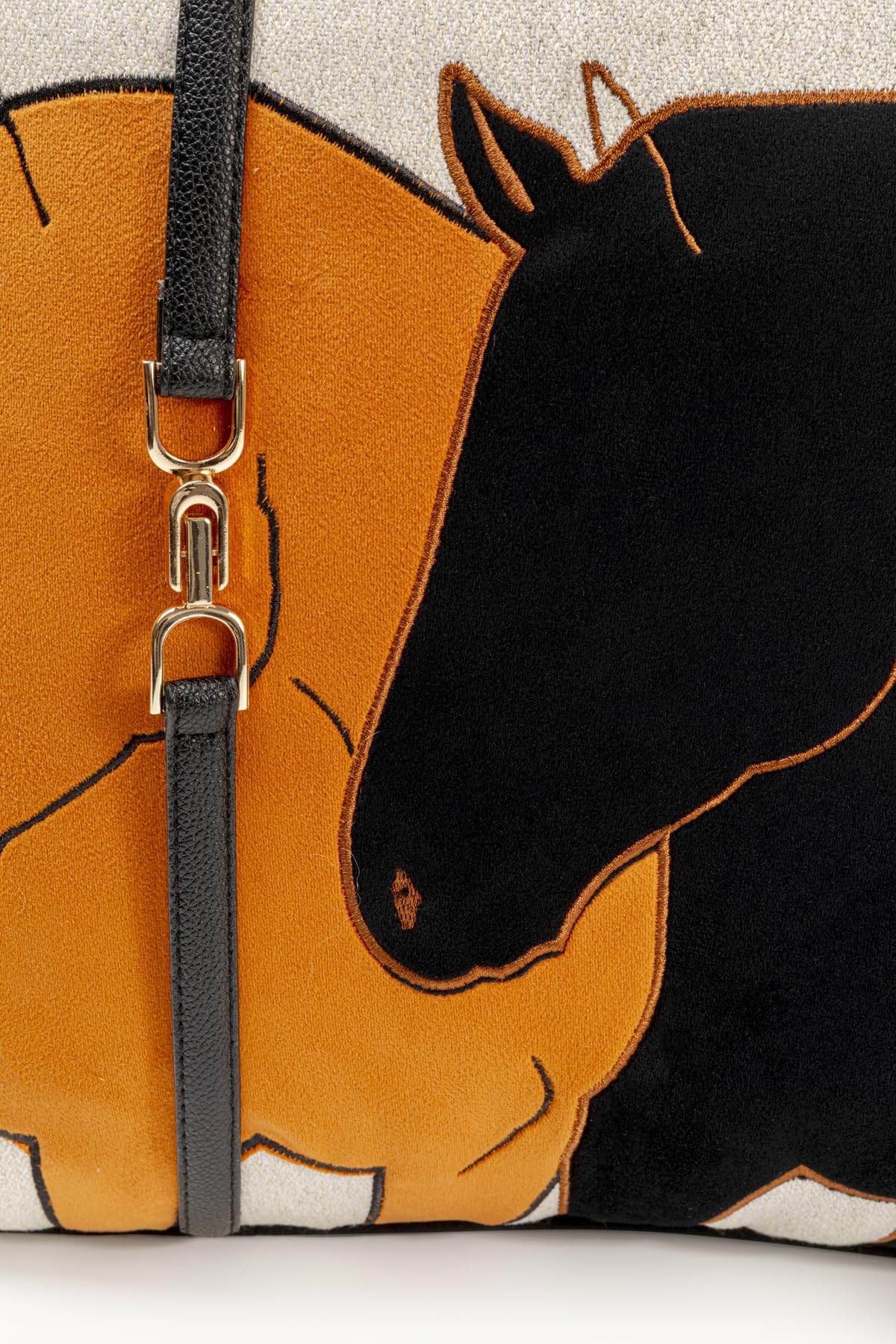 kare-design-kissen-pferde-date-motiv-orange-dekokissen-45x45-cm-mit-metall-appli image 3