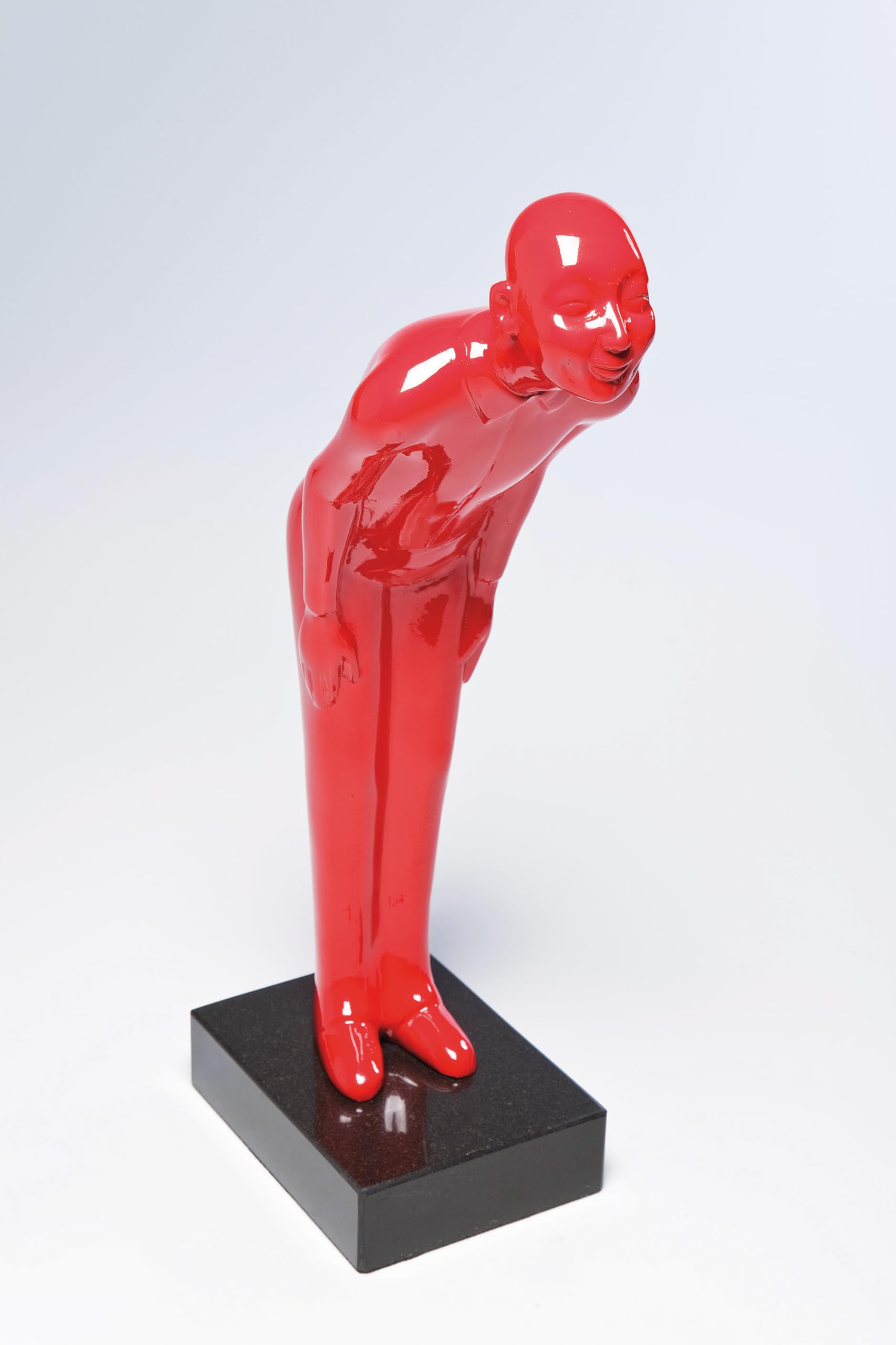 kare-design-welcome-guest-deko-figur-rot-fiberglas-auf-marmorsockel-46x13x20-cm image 4