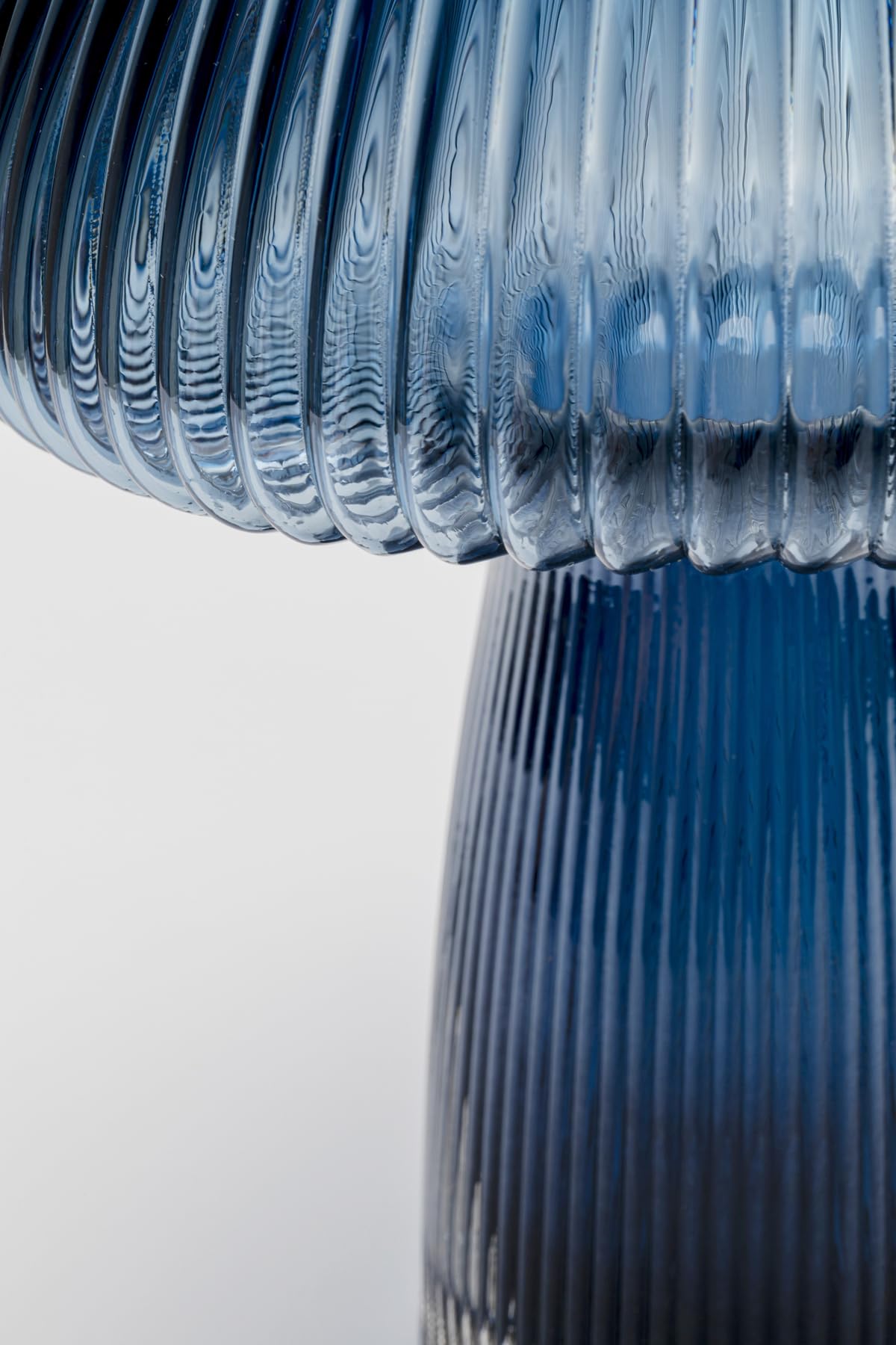 kare-design-vase-daphne-shade-blau-24-cm-blumenvase-aus-glas image 4