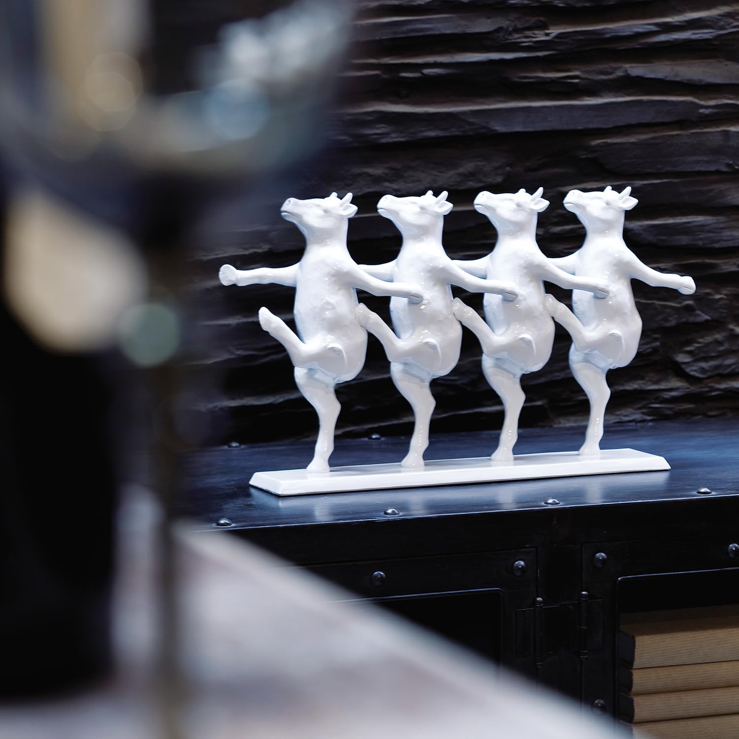 kare-design-deko-figur-dancing-cows-kuh-deko-wei-23x40x7-cm image 2